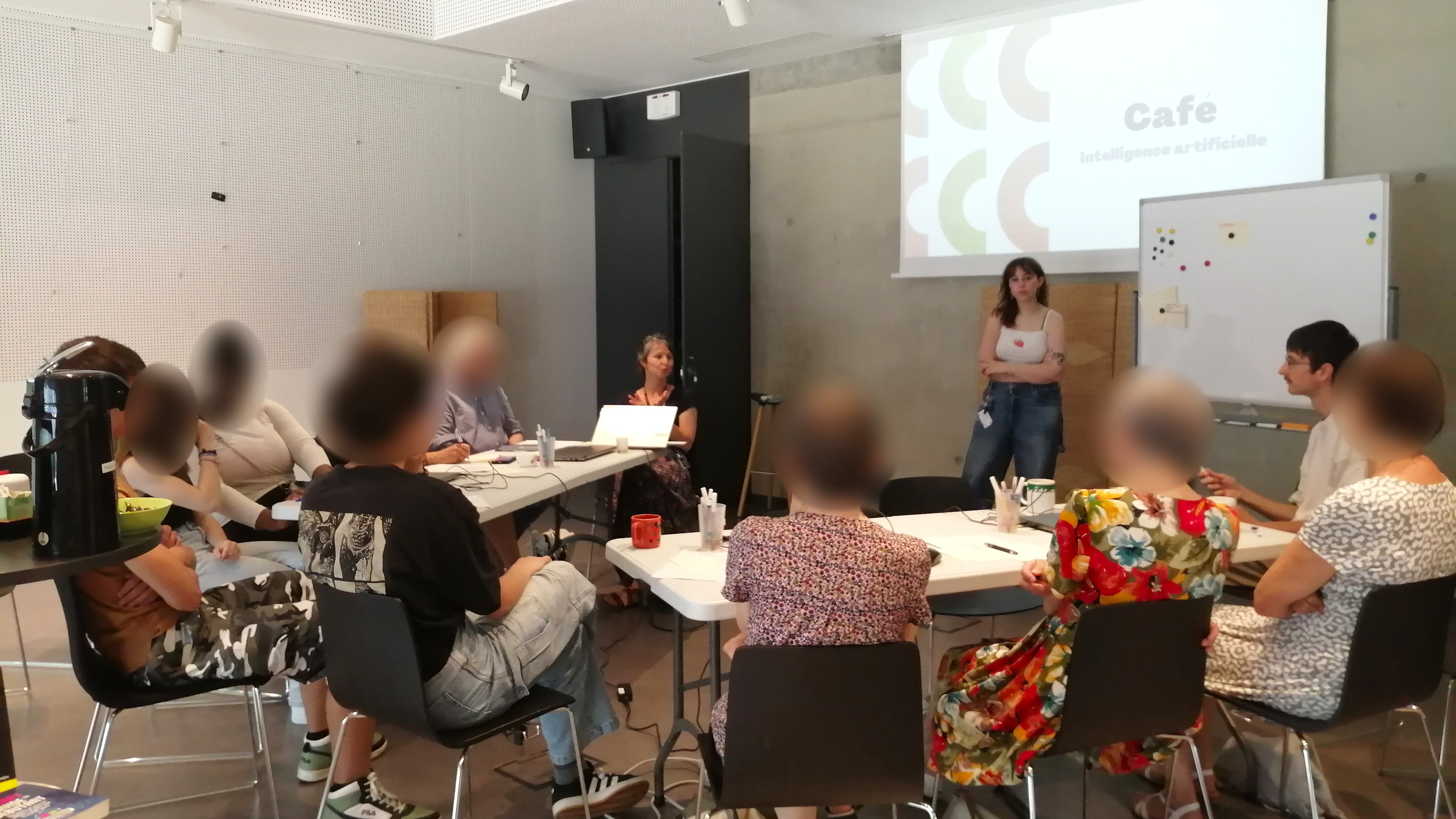 Photo d'un groupe de personnes participant à un café IA